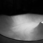 Открытие крытого бетонного скейтпарка фотографии