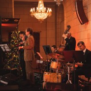 Рождественское джазовое путешествие в Нью-Йорк 40-х: «Let it Snow» с уникальным крунером Alex Abra на теплой крыше 2023 фотографии
