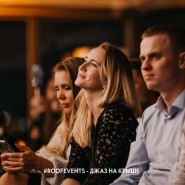 Романтичный итальянский джаз 60-х: атмосферный концерт на теплой панорамной крыше фотографии