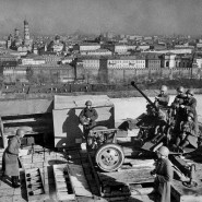 Зенитчики Московской ПВО на крыше нового здания ГБЛ. Фото: О. Б. Кнорринг. 1941. Архив РГБ