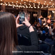Золотые хиты ABBA от симфонического оркестра на крытой панорамной крыше фотографии