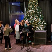 Винтажный джазовый концерт «Christmas song» в исполнении  Станислава Обухова на теплой крыше Универмага Цветной фотографии