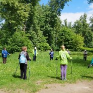 Праздник скандинавской ходьбы в парках Москвы 2023 фотографии