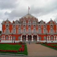 Петровский путевой дворец фотографии
