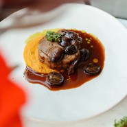 Седло ягненка, куриный жу с портвейном, виноградом и кремом из моркови