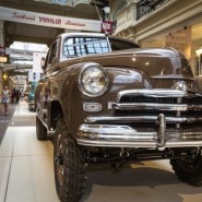 Выставка автомобилей «Победа» в ГУМе фотографии