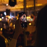 Музыка Ханса Циммера в струнном звучании камерного оркестра с арфой на панорамной теплой крыше фотографии