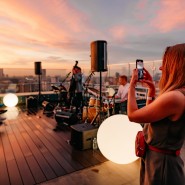 Летний сезон джазовых концертов на атмосферных крышах от ROOFEVENTS 2022 фотографии