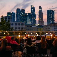 Последние тёплые концерты на крышах Москвы: джаз, закаты и виды на город фотографии