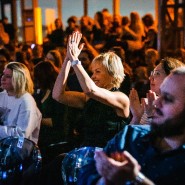 Hans Zimmer в струнном эмбиент-звучании с арфой на панорамной тёплой крыше Москвы 2026 фотографии