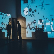 Новогодний арт-эксперимент «Таинственная елка»: путешествие с художниками 2026 фотографии