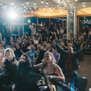 Мировые хиты на виолончелях: от Maroon 5 до Lana Del Rey на крытой панорамной крыше фотографии