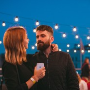 «Огни Нью-Йорка» на открытой крыше: винтажный джаз 30-60-х от калифорнийской звезды фотографии