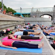Йога в парках Москвы 2022 фотографии