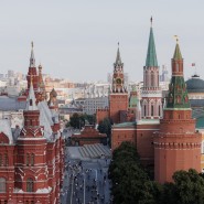 Другое звучание Ханса Циммера с арфой на крыше The Carlton с видом на Кремль фотографии