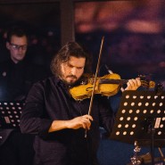 Hans Zimmer в струнном эмбиент-звучании с арфой на панорамной тёплой крыше Москвы 2026 фотографии