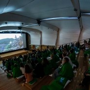 Летний кинотеатр-лекторий Okko на ВДНХ 2023 фотографии