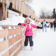 Обучение катанию на коньках в парках Москвы 2023 фотографии