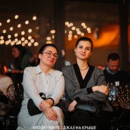 Романтичный джазовый трибьют легендарному Стингу от звезды джаза на крытой крыше фотографии