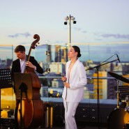 «Сердце бразильского джаза» в атмосферном джаз-лаунже на высоте: живой концерт с видом на Москву 2023 фотографии