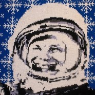 Наташа Юдина. Гагарин. 2015. Вязание, дерево.