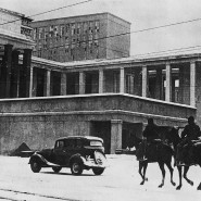 Конный патруль у Библиотеки имени Ленина. 1942. Архив РГБ
