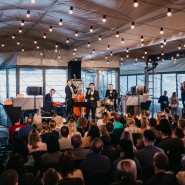 Осенний сезон уютных концертов на крышах от Roofevents: магия джаза и симфония рока в самом сердце Москвы 2023 фотографии