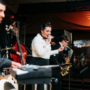 Винтажный джазовый трибьют Caro Emerald в стиле 50-х на теплой крыше 2022 фотографии