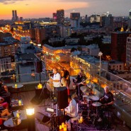Концерты на крыше с видом в Москве: три центральных площадки Roofevents этим летом фотографии