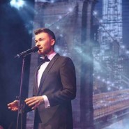 Винтажный джазовый концерт «Christmas song» в исполнении  Станислава Обухова на теплой крыше Универмага Цветной фотографии