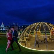 Свидание на крыше с видом на исторический центр Москвы фотографии