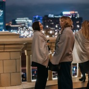 «Сердце бразильского джаза» в атмосферном джаз-лаунже на высоте: живой концерт с видом на Москву 2023 фотографии