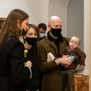 Выставка «100 историй Всероссийского музея декоративного искусства» фотографии