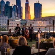 Концерты на высоте с видом на Москва-Сити в закатных оттенках. Два вечера — два состояния фотографии
