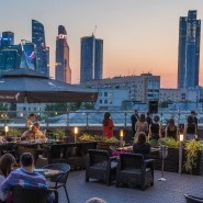 Романтический нью-йоркский джаз на крытой веранде с панорамным видом на Сити фотографии