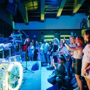 Взрывное барабанное шоу на теплой крыше: мировые танцевальные хиты 00-х от Trif Drum Show 2023 фотографии