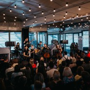 Осенний сезон уютных концертов на крышах от Roofevents: магия джаза и симфония рока в самом сердце Москвы 2023 фотографии