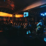 Шоу «Эпоха стадионного рока на виолончелях» на теплой крыше в центре Москвы 2023 фотографии