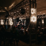 «Советский Новый год» на теплой крыше: легендарные хиты 60-70-х и шедевры советского кинематографа в звучании джаза 2024 фотографии