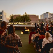 Концерты на крыше с видом в Москве: три центральных площадки Roofevents этим летом фотографии