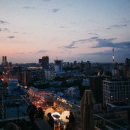 Концерты на крыше с видом в Москве: три центральных площадки Roofevents этим летом фотографии