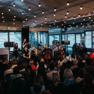 Зимний сезон джазовых и симфонических концертов на теплых крышах от Roofevents 2024 фотографии