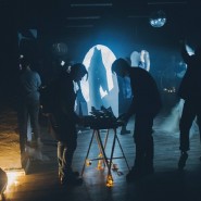 Новогодний арт-эксперимент «Таинственная елка»: путешествие с художниками 2026 фотографии