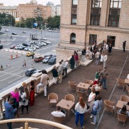 Легендарный джаз из культовых голливудских фильмов 90х на крытой крыше с летней верандой 2023 фотографии