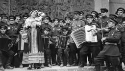 Выставка «Искусство под огнем. Фронтовые бригады для Победы»