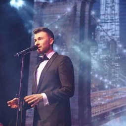 Винтажный джазовый концерт «Christmas song» в исполнении  Станислава Обухова на теплой крыше Универмага Цветной