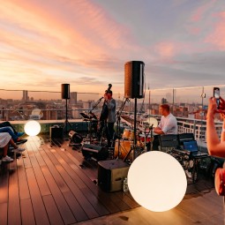 Летний сезон атмосферных концертов на летних крышах от Roofevents 2023