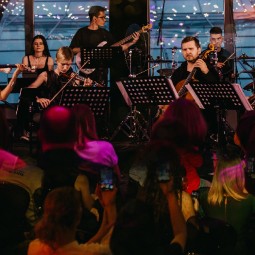 Золотые хиты ABBA от симфонического оркестра на крытой панорамной крыше