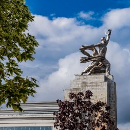 Выставка «Архитектура и мода. В потоке времени»