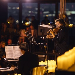 Hans Zimmer в струнном эмбиент-звучании с арфой на панорамной тёплой крыше Москвы 2026